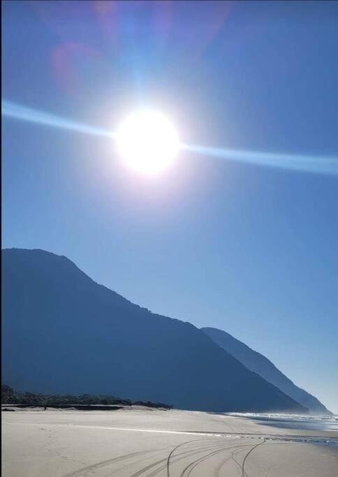 Casa pé na areia frente ao mar. Praia da Juréia.