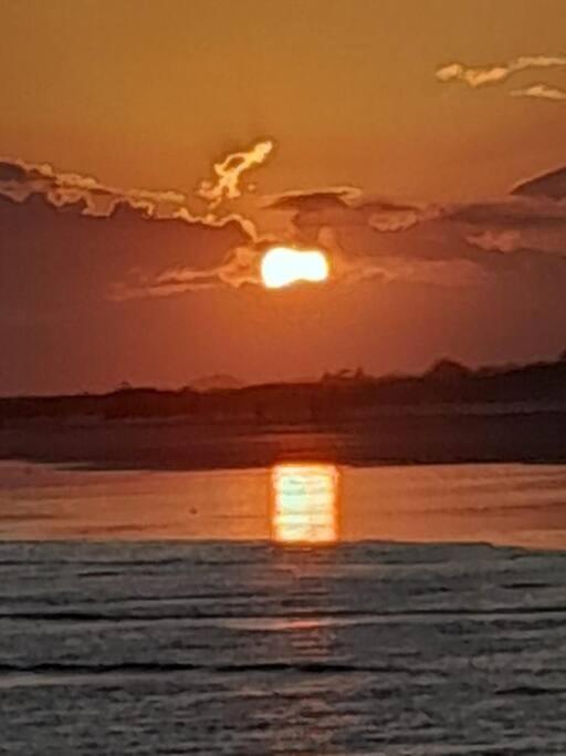 Casa pé na areia frente ao mar. Praia da Juréia.