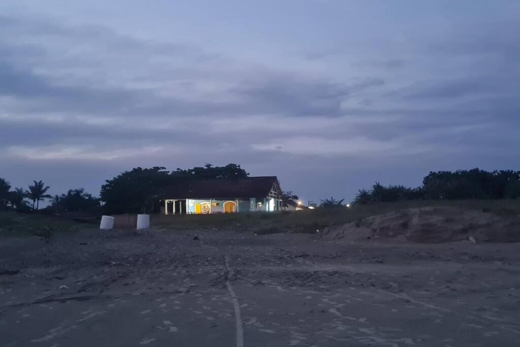 Casa pé na areia frente ao mar. Praia da Juréia.