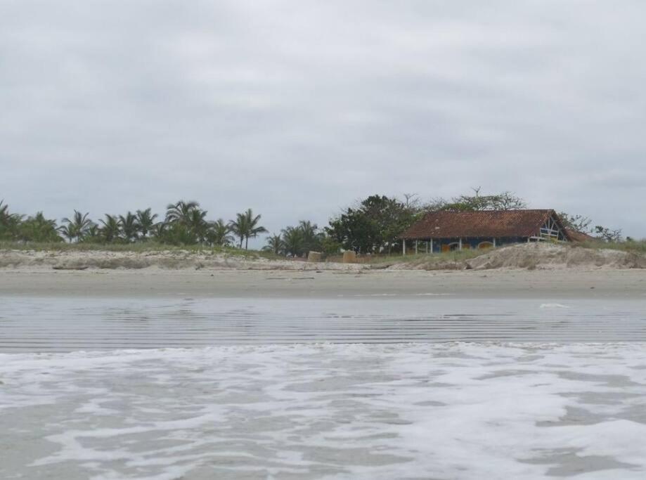 Casa pé na areia frente ao mar. Praia da Juréia.