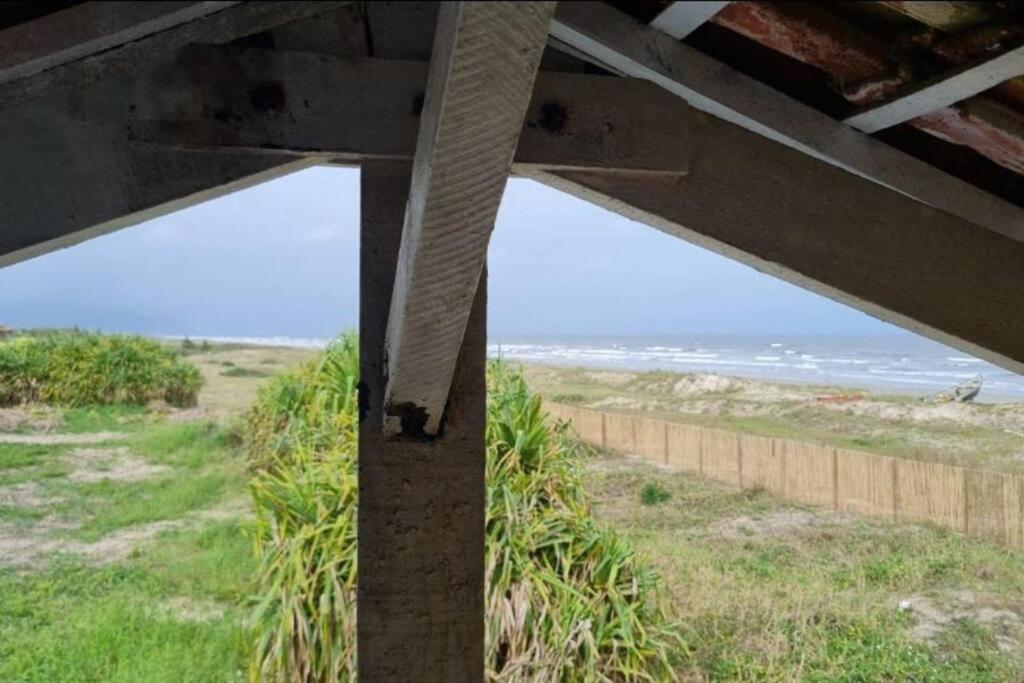 Casa pé na areia frente ao mar. Praia da Juréia.