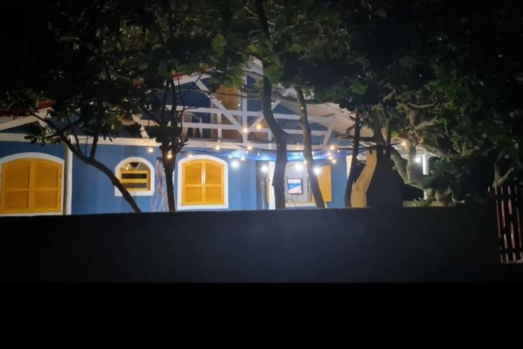 Casa pé na areia frente ao mar. Praia da Juréia.