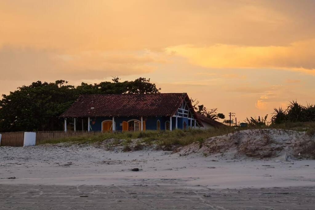 Casa pé na areia frente ao mar. Praia da Juréia.