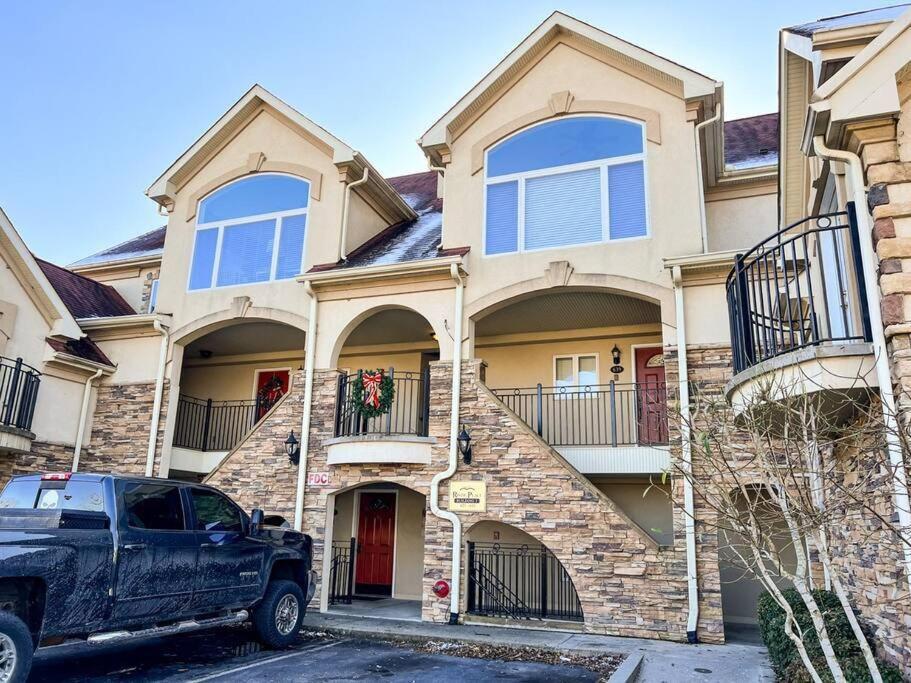 Hotel Relaxing Condo On The River - New Air Hockey Table