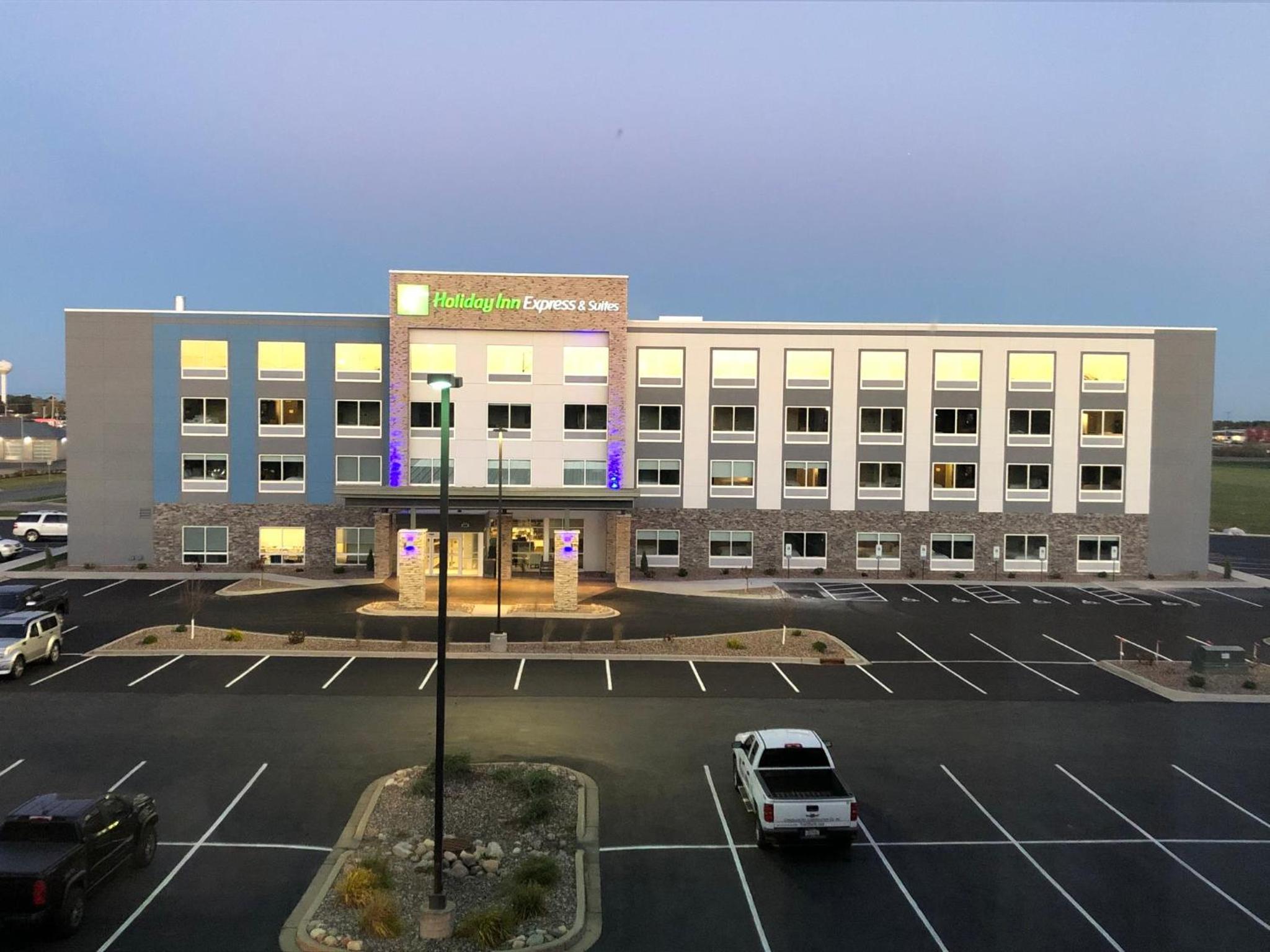 Tomah Vacations - Holiday Inn Express  Suites - Tomah, an IHG Hotel - Property Image 9
