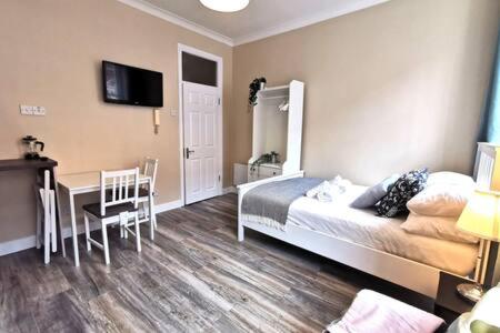 Cosy Central Studio off OConnell FAST WIFI