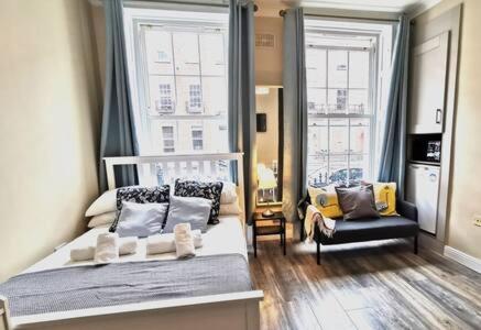 Cosy Central Studio off OConnell FAST WIFI