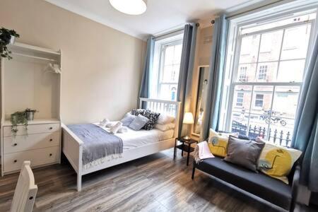 Cosy Central Studio off OConnell FAST WIFI