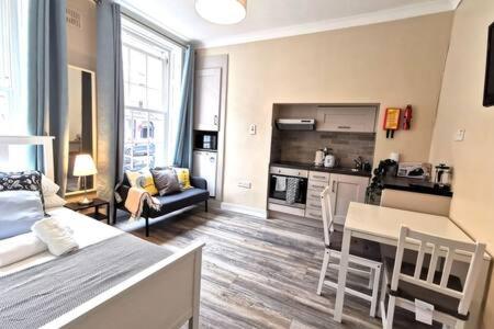 Cosy Central Studio off OConnell FAST WIFI