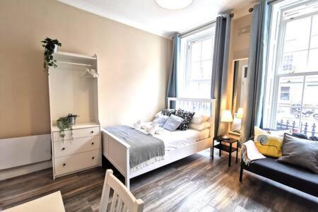 Cosy Central Studio off OConnell FAST WIFI