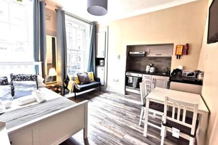 Cosy Central Studio off OConnell FAST WIFI