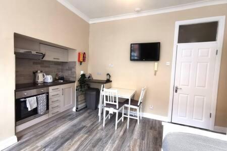 Cosy Central Studio off OConnell FAST WIFI