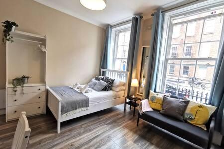 Cosy Central Studio off OConnell FAST WIFI