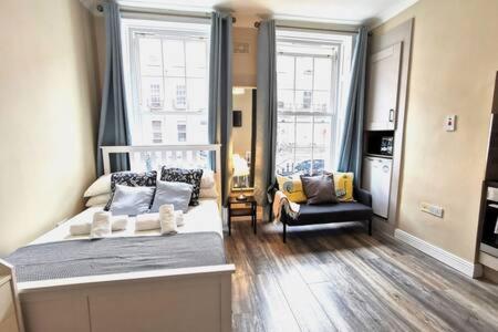 Cosy Central Studio off OConnell FAST WIFI