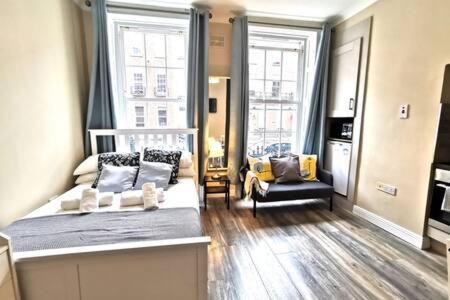 Cosy Central Studio off OConnell FAST WIFI