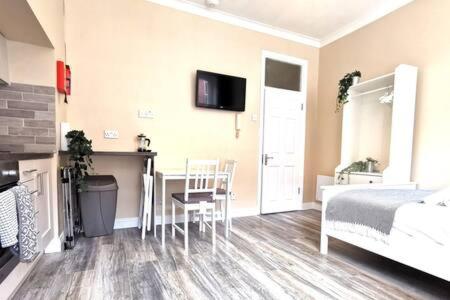 Cosy Central Studio off OConnell FAST WIFI