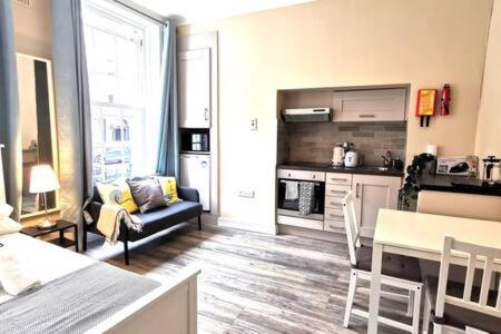 Cosy Central Studio off OConnell FAST WIFI