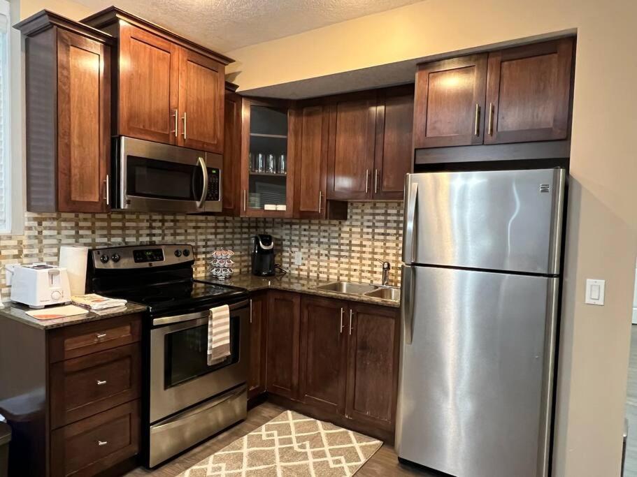 Spacious Private Walkout Entire Suite Close to YYC, DT, Shops, Stampede & Mountains with many Amenities in Panorama Hills NW - 4 Can Sleep