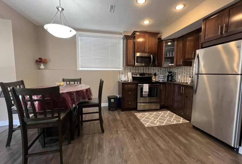Spacious Private Walkout Entire Suite Close to YYC, DT, Shops, Stampede & Mountains with many Amenities in Panorama Hills NW - 4 Can Sleep