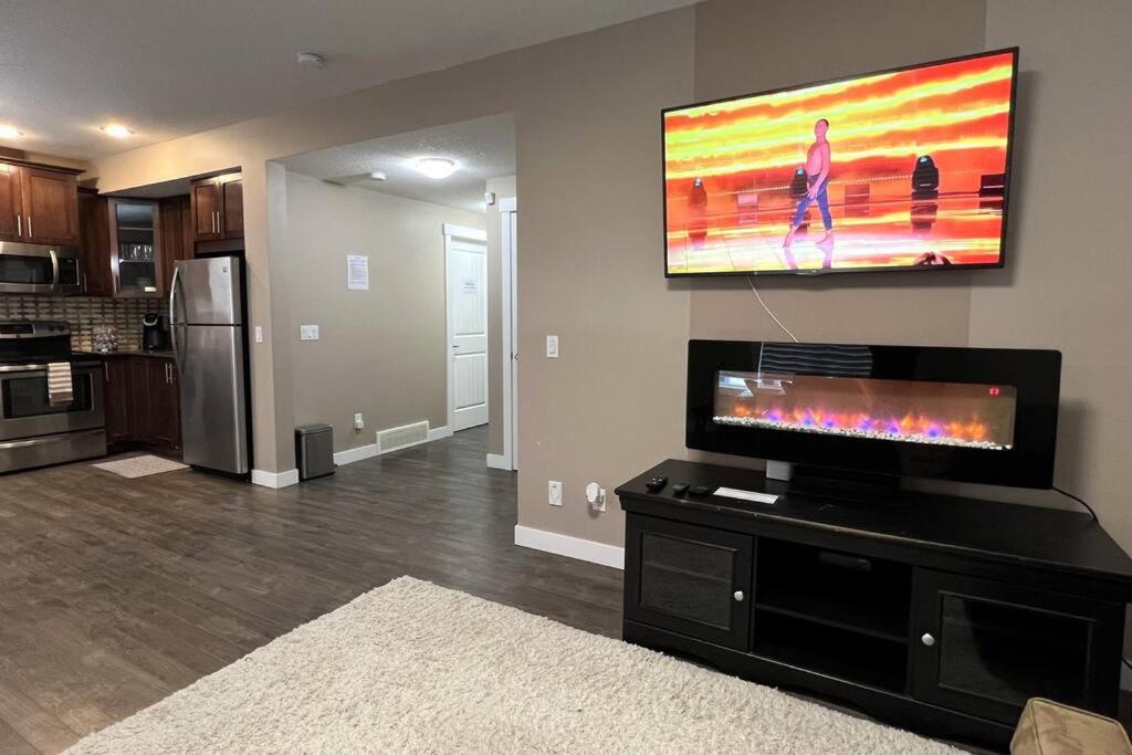Spacious Private Walkout Entire Suite Close to YYC, DT, Shops, Stampede & Mountains with many Amenities in Panorama Hills NW - 4 Can Sleep