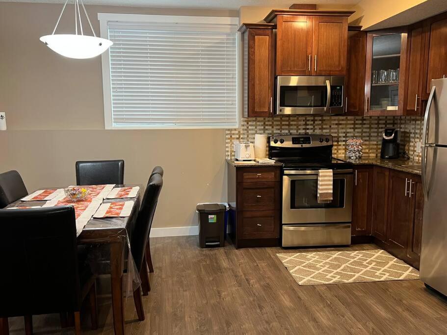 Spacious Private Walkout Entire Suite Close to YYC, DT, Shops, Stampede & Mountains with many Amenities in Panorama Hills NW - 4 Can Sleep