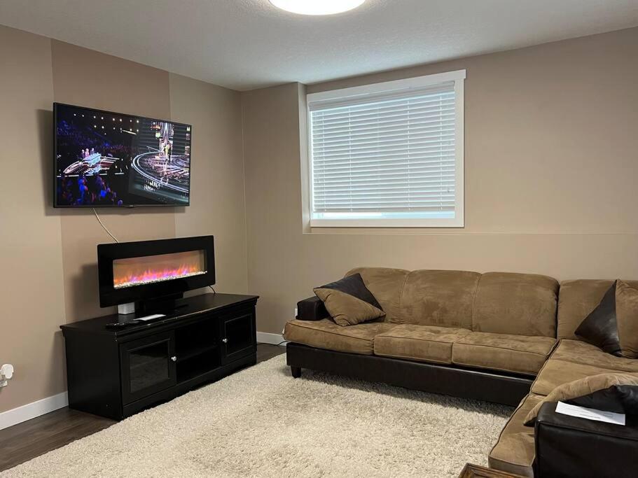 Spacious Private Walkout Entire Suite Close to YYC, DT, Shops, Stampede & Mountains with many Amenities in Panorama Hills NW - 4 Can Sleep
