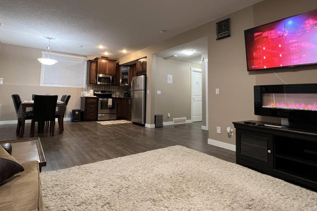 Spacious Private Walkout Entire Suite Close to YYC, DT, Shops, Stampede & Mountains with many Amenities in Panorama Hills NW - 4 Can Sleep
