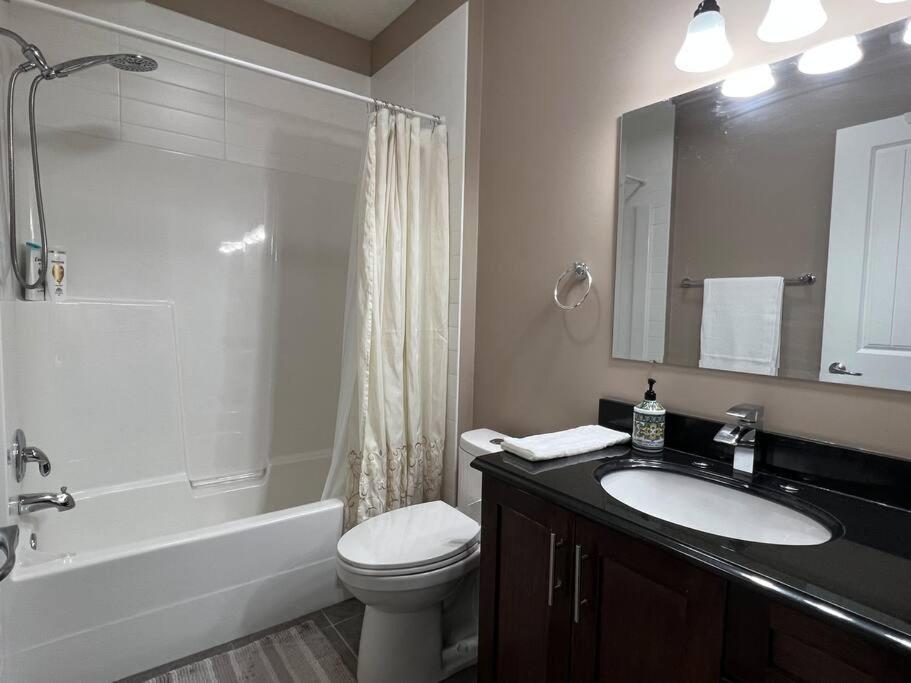 Spacious Private Walkout Entire Suite Close to YYC, DT, Shops, Stampede & Mountains with many Amenities in Panorama Hills NW - 4 Can Sleep