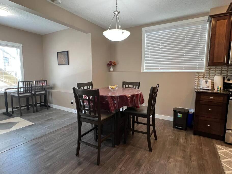 Spacious Private Walkout Entire Suite Close to YYC, DT, Shops, Stampede & Mountains with many Amenities in Panorama Hills NW - 4 Can Sleep