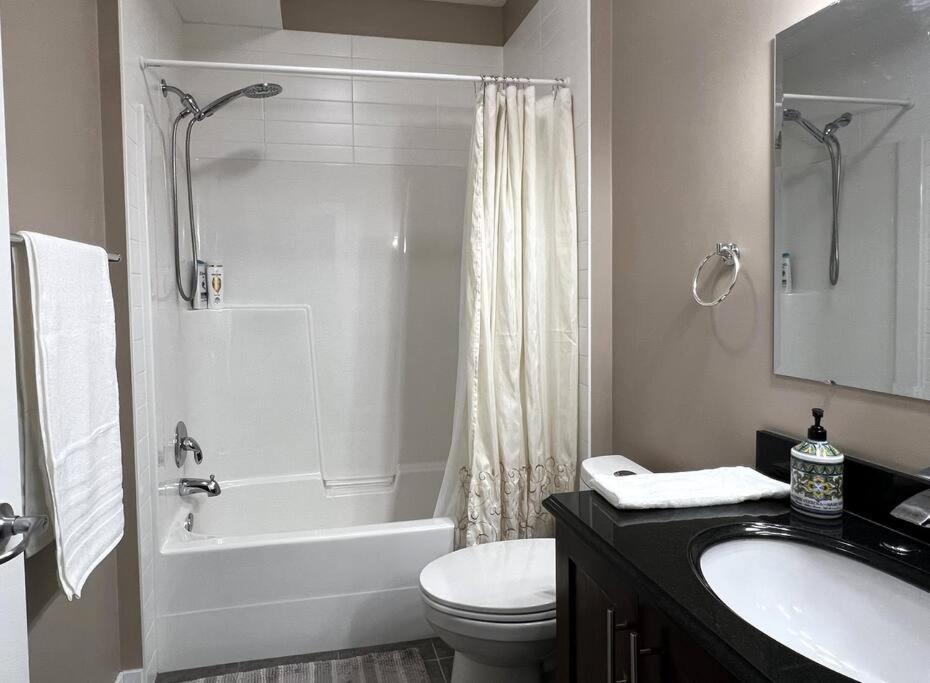 Spacious Private Walkout Entire Suite Close to YYC, DT, Shops, Stampede & Mountains with many Amenities in Panorama Hills NW - 4 Can Sleep