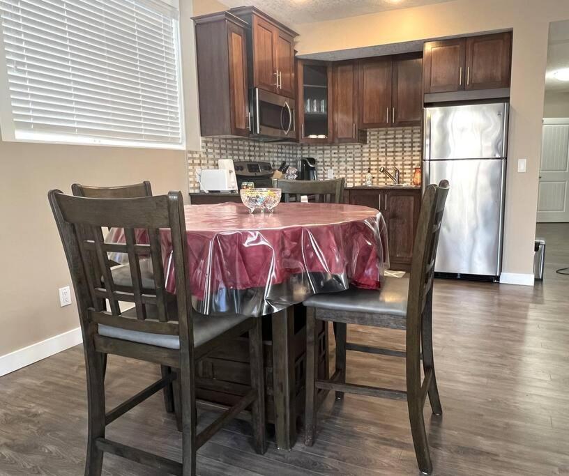 Spacious Private Walkout Entire Suite Close to YYC, DT, Shops, Stampede & Mountains with many Amenities in Panorama Hills NW - 4 Can Sleep