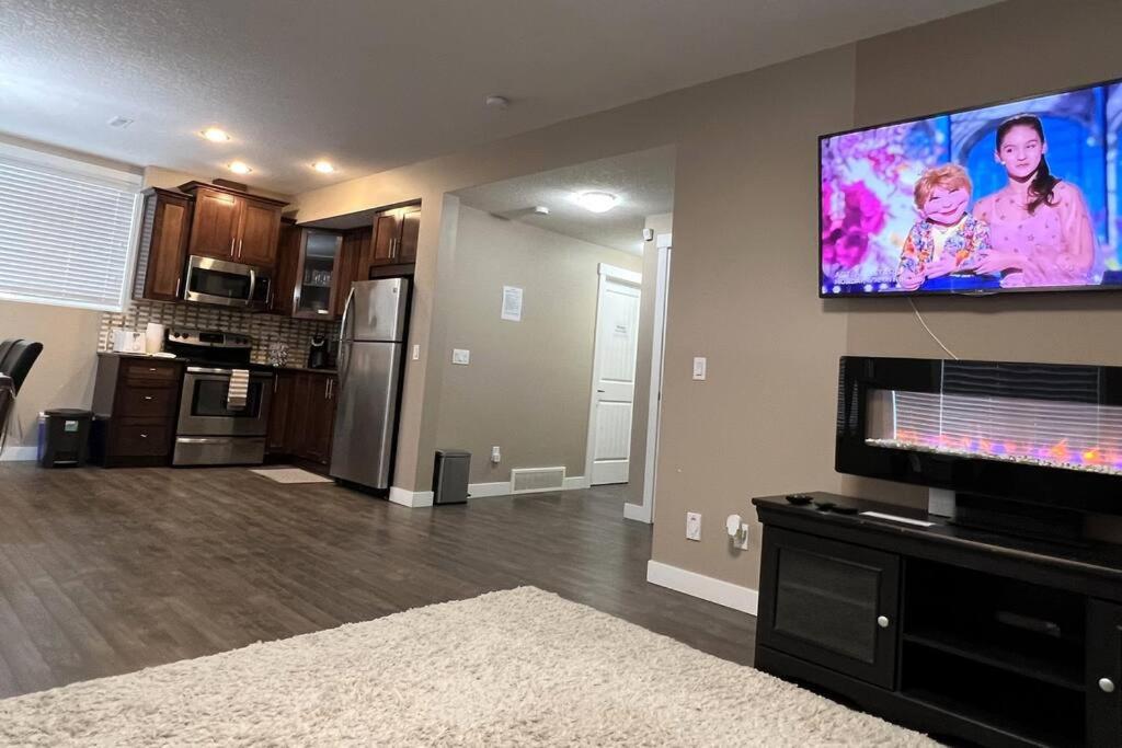 Spacious Private Walkout Entire Suite Close to YYC, DT, Shops, Stampede & Mountains with many Amenities in Panorama Hills NW - 4 Can Sleep