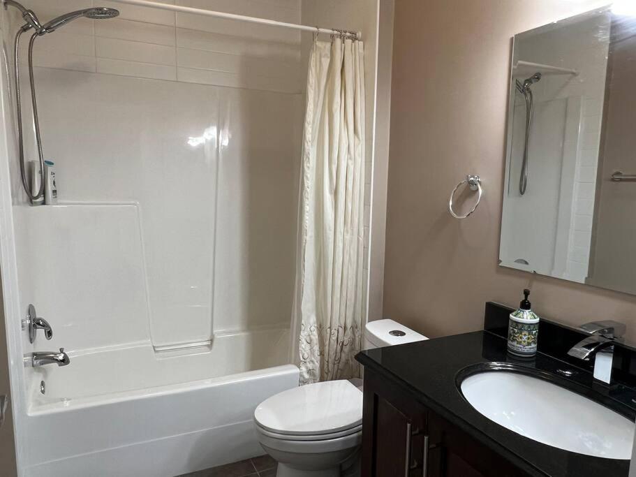 Spacious Private Walkout Entire Suite Close to YYC, DT, Shops, Stampede & Mountains with many Amenities in Panorama Hills NW - 4 Can Sleep