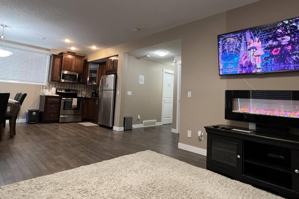 Spacious Private Walkout Entire Suite Close to YYC, DT, Shops, Stampede & Mountains with many Amenities in Panorama Hills NW - 4 Can Sleep