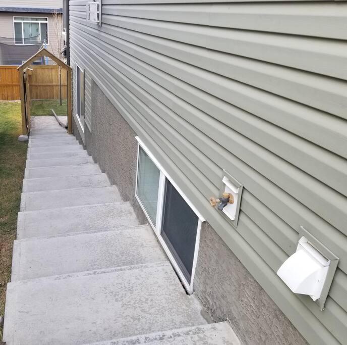 Spacious Private Walkout Entire Suite Close to YYC, DT, Shops, Stampede & Mountains with many Amenities in Panorama Hills NW - 4 Can Sleep