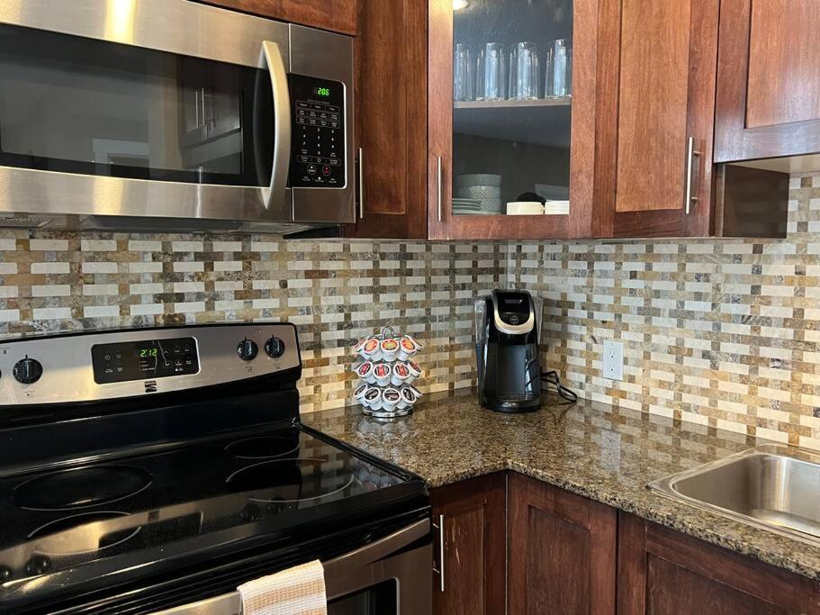 Spacious Private Walkout Entire Suite Close to YYC, DT, Shops, Stampede & Mountains with many Amenities in Panorama Hills NW - 4 Can Sleep