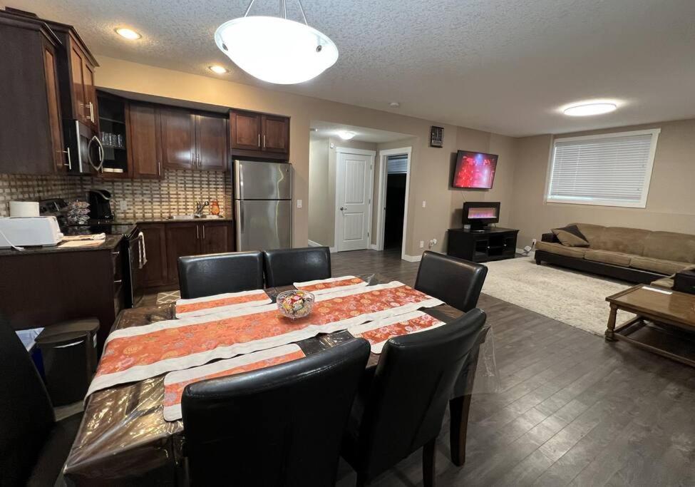 Spacious Private Walkout Entire Suite Close to YYC, DT, Shops, Stampede & Mountains with many Amenities in Panorama Hills NW - 4 Can Sleep