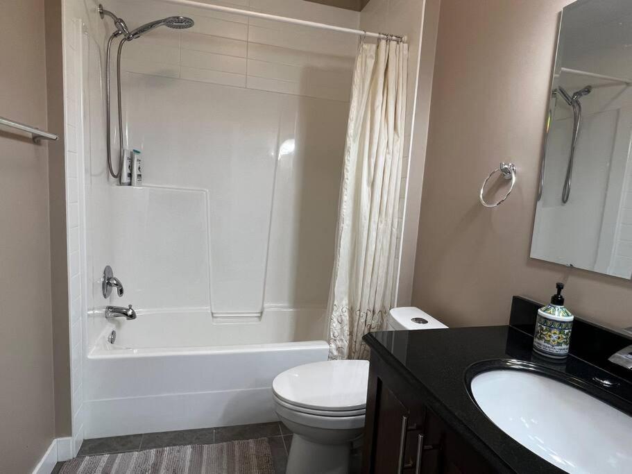 Spacious Private Walkout Entire Suite Close to YYC, DT, Shops, Stampede & Mountains with many Amenities in Panorama Hills NW - 4 Can Sleep