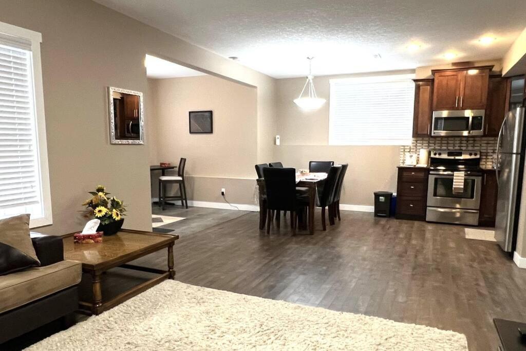 Spacious Private Walkout Entire Suite Close to YYC, DT, Shops, Stampede & Mountains with many Amenities in Panorama Hills NW - 4 Can Sleep