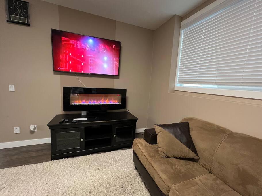 Spacious Private Walkout Entire Suite Close to YYC, DT, Shops, Stampede & Mountains with many Amenities in Panorama Hills NW - 4 Can Sleep
