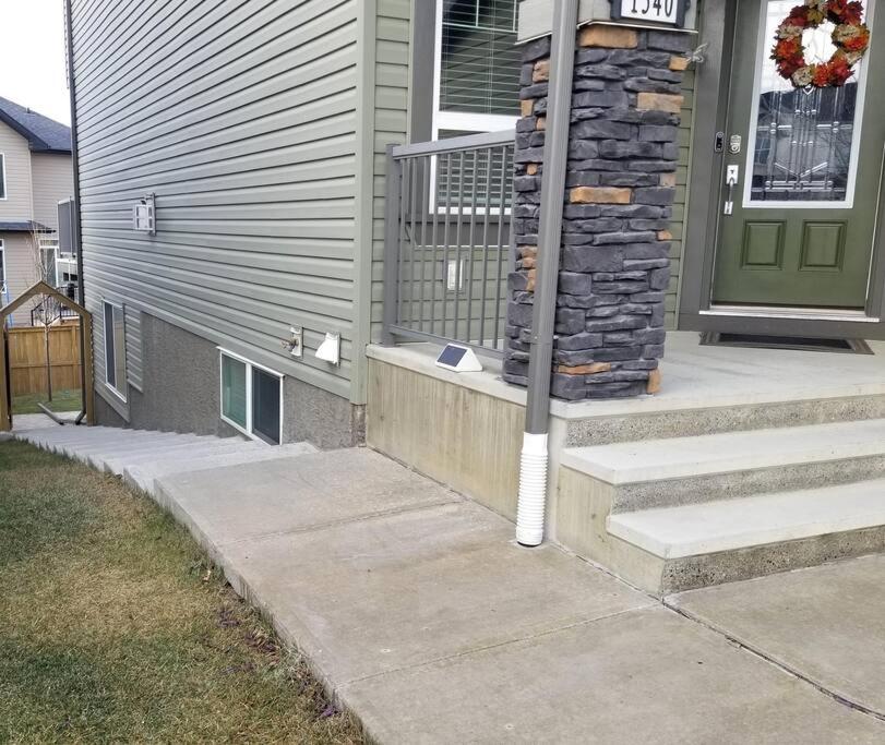 Spacious Private Walkout Entire Suite Close to YYC, DT, Shops, Stampede & Mountains with many Amenities in Panorama Hills NW - 4 Can Sleep