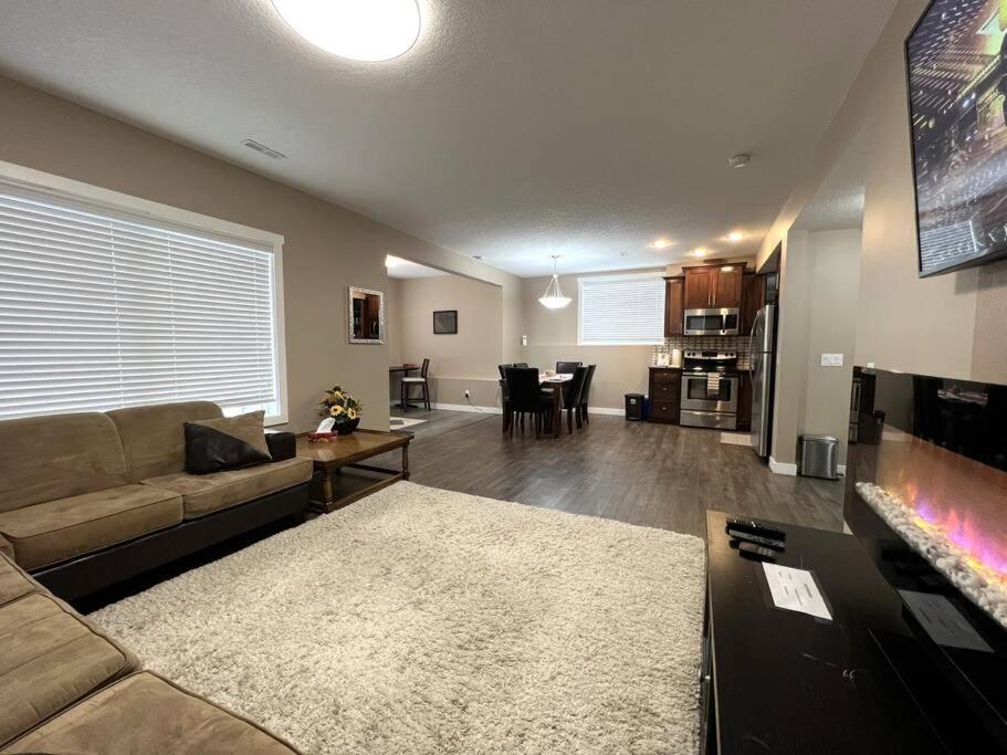Spacious Private Walkout Entire Suite Close to YYC, DT, Shops, Stampede & Mountains with many Amenities in Panorama Hills NW - 4 Can Sleep