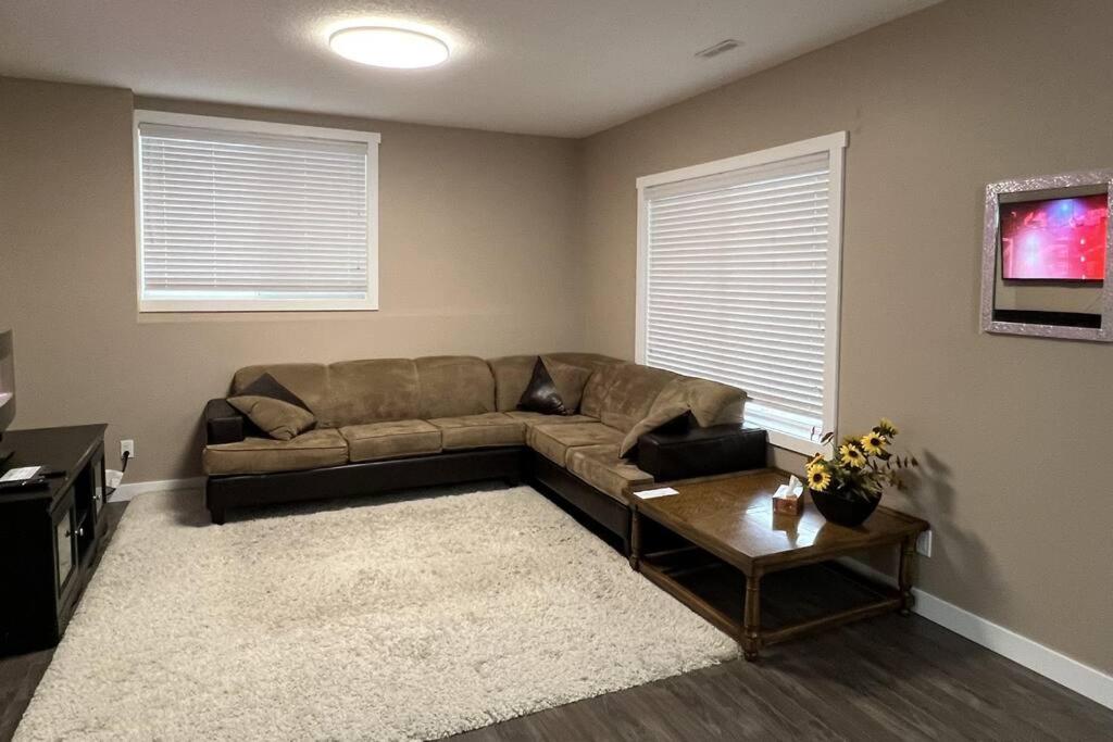 Spacious Private Walkout Entire Suite Close to YYC, DT, Shops, Stampede & Mountains with many Amenities in Panorama Hills NW - 4 Can Sleep
