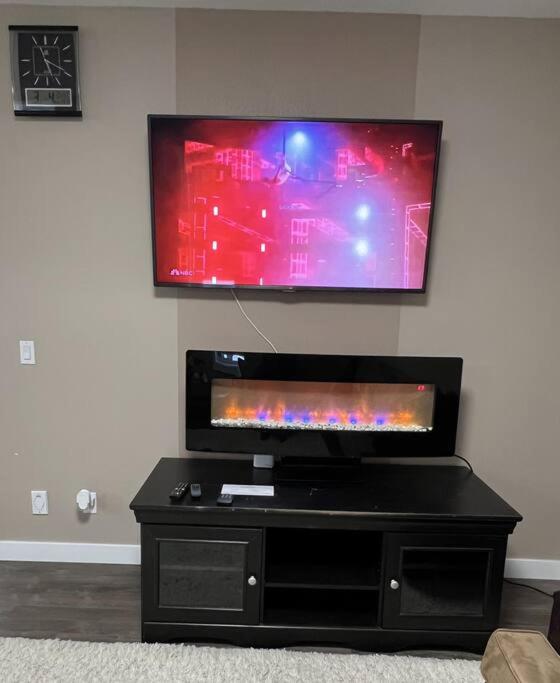 Spacious Private Walkout Entire Suite Close to YYC, DT, Shops, Stampede & Mountains with many Amenities in Panorama Hills NW - 4 Can Sleep