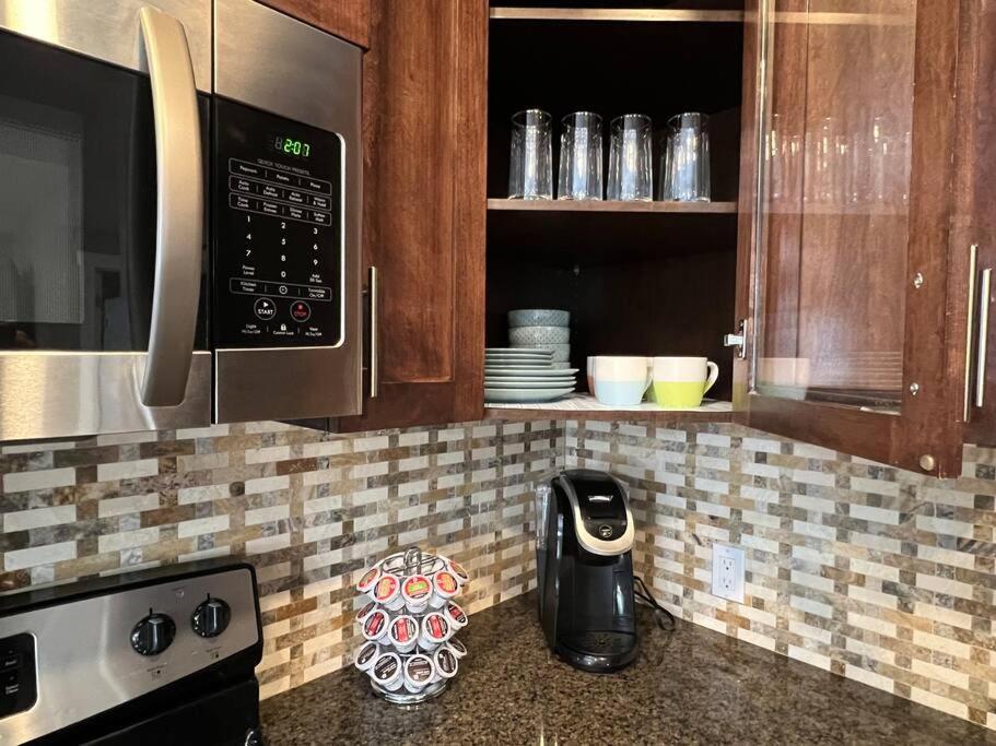 Spacious Private Walkout Entire Suite Close to YYC, DT, Shops, Stampede & Mountains with many Amenities in Panorama Hills NW - 4 Can Sleep
