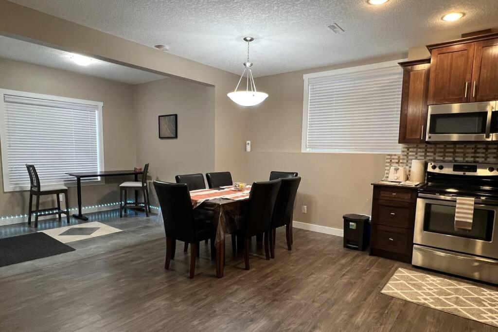 Spacious Private Walkout Entire Suite Close to YYC, DT, Shops, Stampede & Mountains with many Amenities in Panorama Hills NW - 4 Can Sleep