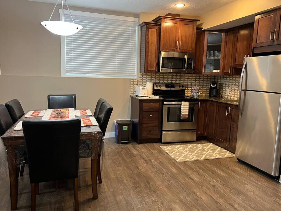 Spacious Private Walkout Entire Suite Close to YYC, DT, Shops, Stampede & Mountains with many Amenities in Panorama Hills NW - 4 Can Sleep