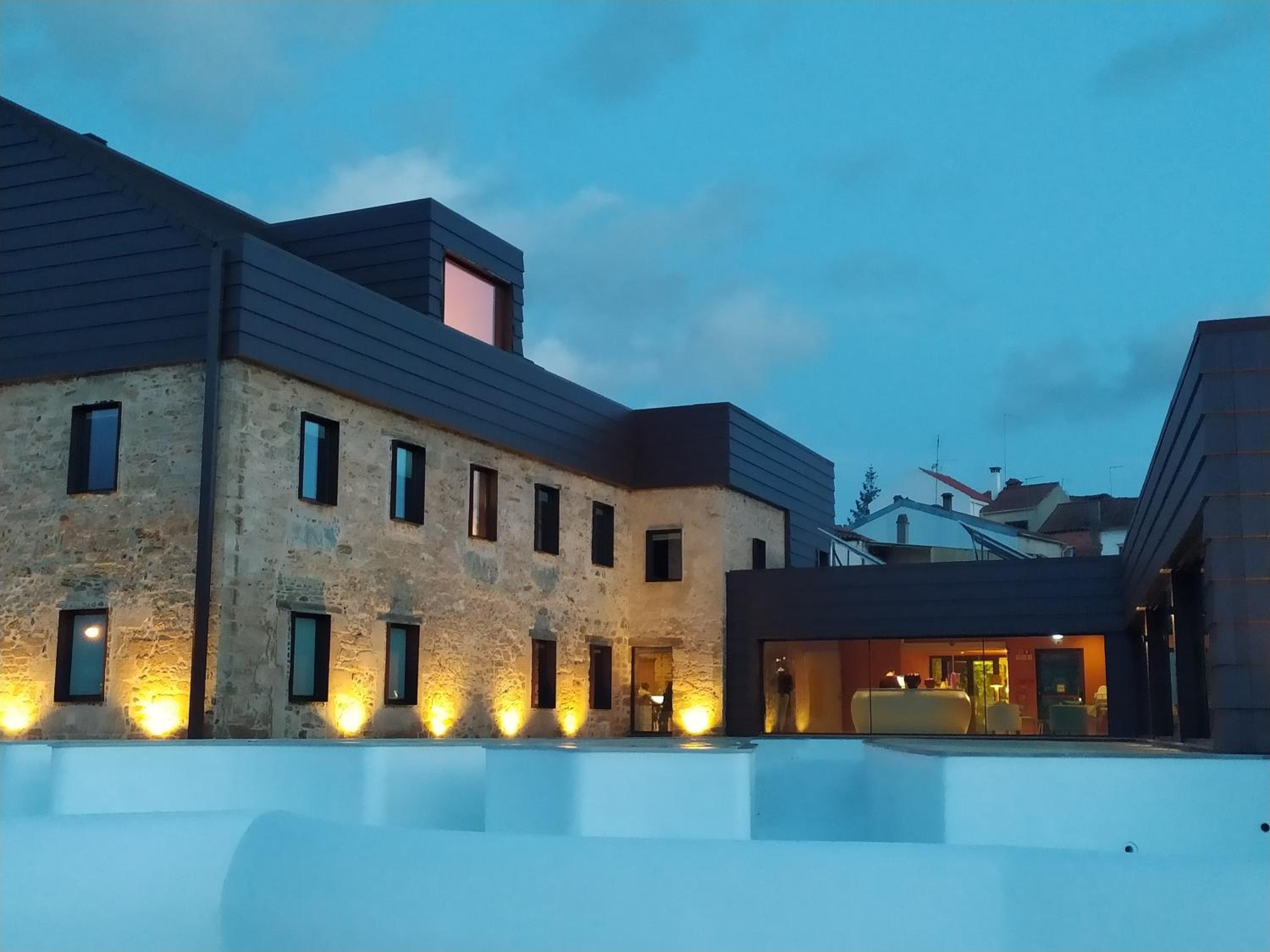 Hotel Cherry Sculpture Hotel