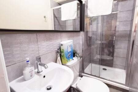 Great Central Location 1BED APT Off OConnell ST