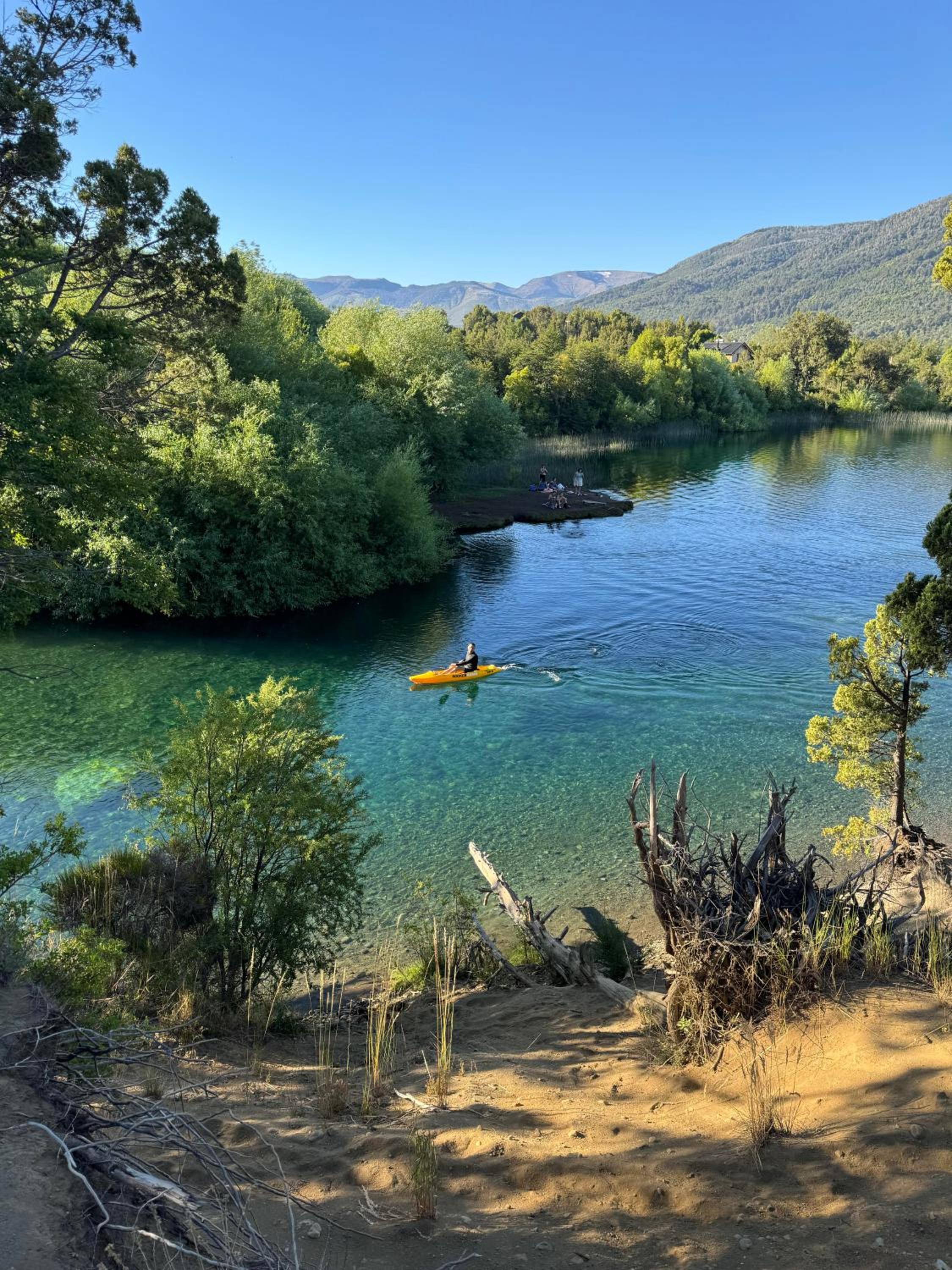 Alma Andina a orillas del río Quilquihue, frente al lago Lolog